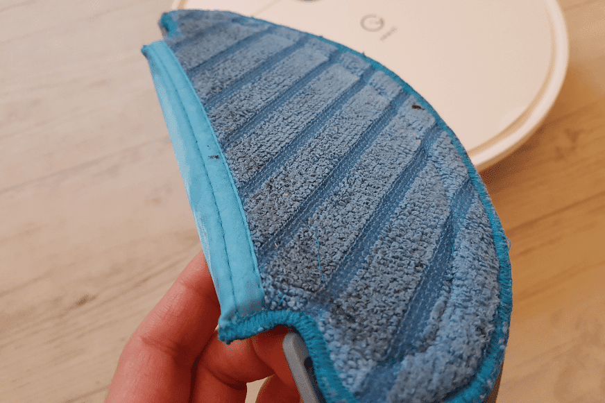 Dreckiger Wischmopp des Yeedi Vac Max wird nach dem Wischen in den Händen gehalten